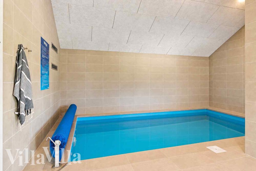 Sommarstuga 1020 är inredd med en smakfull poolavdelning som har vattenrutschbana, ett stort inbyggt spapad och bastu