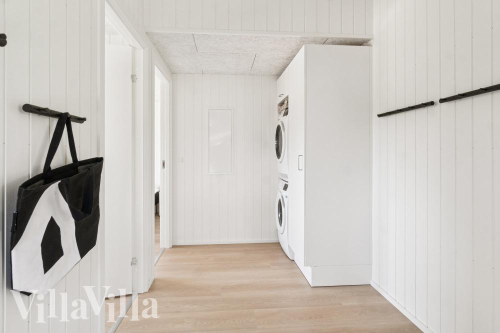 Den rymliga entrén i lyxstuga nr 1020 i Bornholm