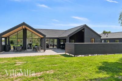 Den praktfulla poolstugan nr 1020 med plats för 14 personer ligger i Bornholm