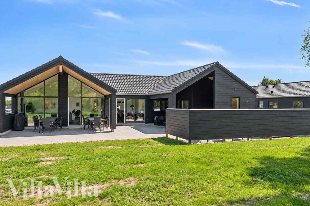 Den praktfulla poolstugan nr 1020 med plats för 14 personer ligger i Bornholm