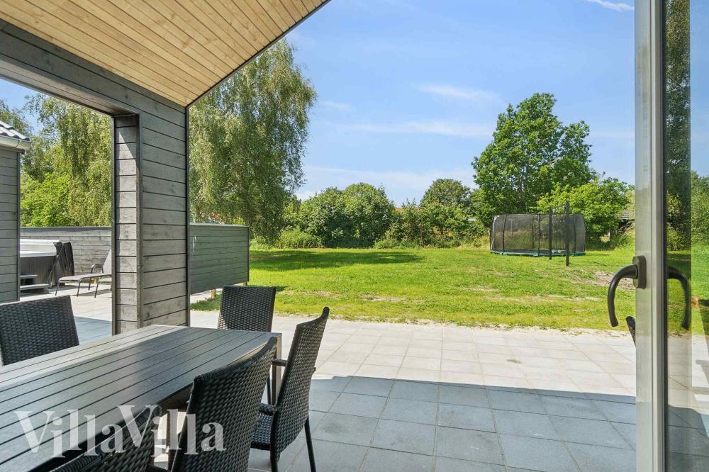 Stor terrass i lyxstuga nr 1020 i Bornholm.