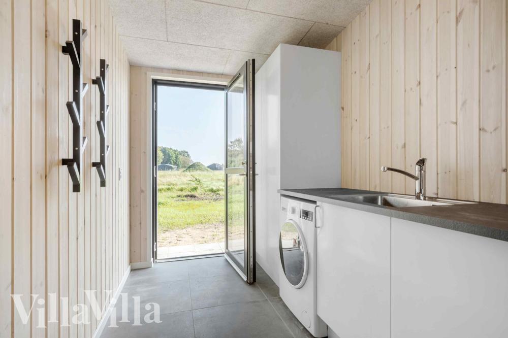 Den rymliga entrén i lyxstuga nr 1014 i Østjylland