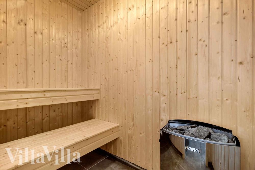 Njut av bastuvärmen i lyxstuga nr 1014 för 16 personer