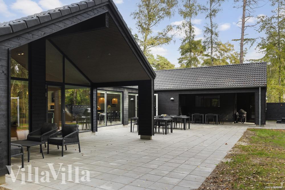 Den praktfulla poolstugan nr 973 med plats för 20 personer ligger i Bornholm