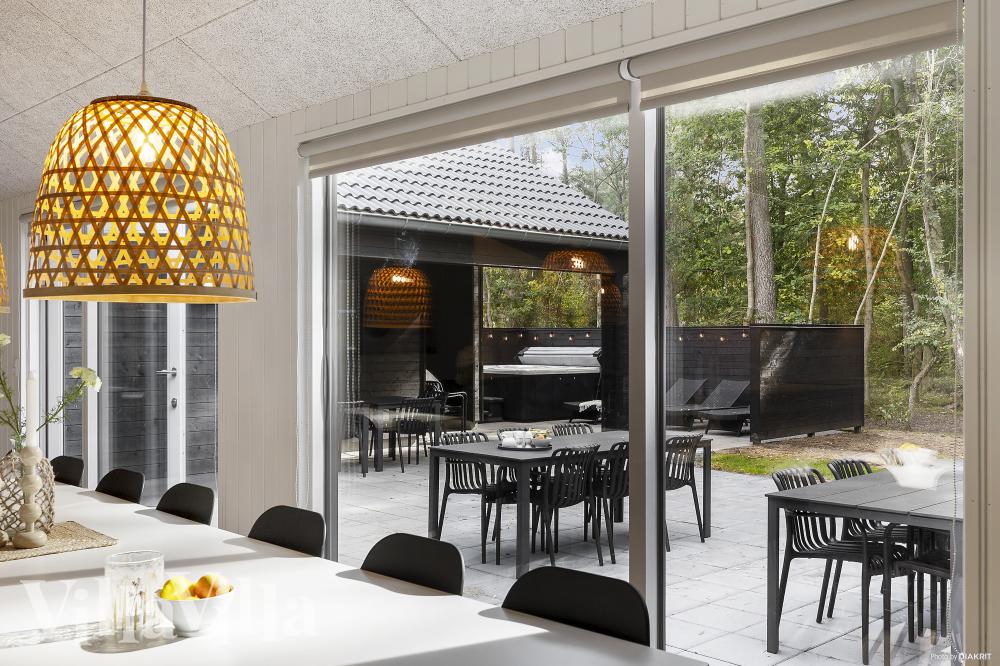 Det stora ljusa vardagsrummet i lyxstuga nr 973 för 20.
