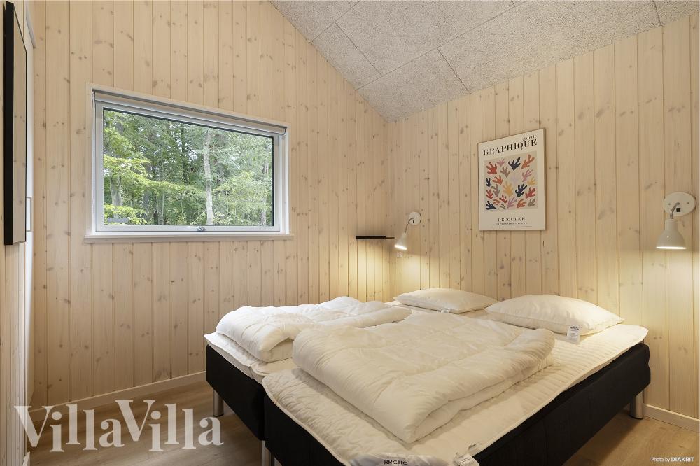 Ett av de 8 utmärkta sovrummen i lyxstuga nr 973 i Bornholm.