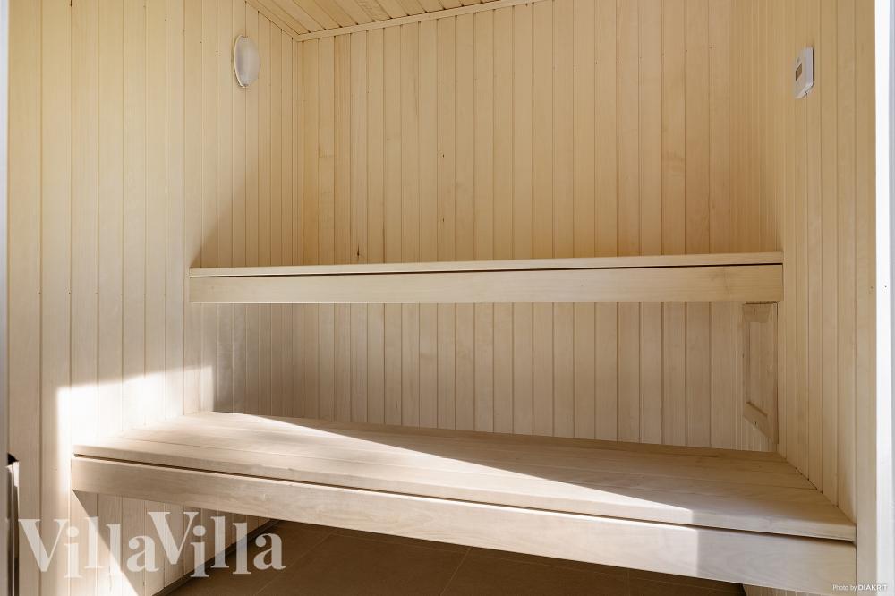 Njut av bastuvärmen i lyxstuga nr 973 för 20 personer