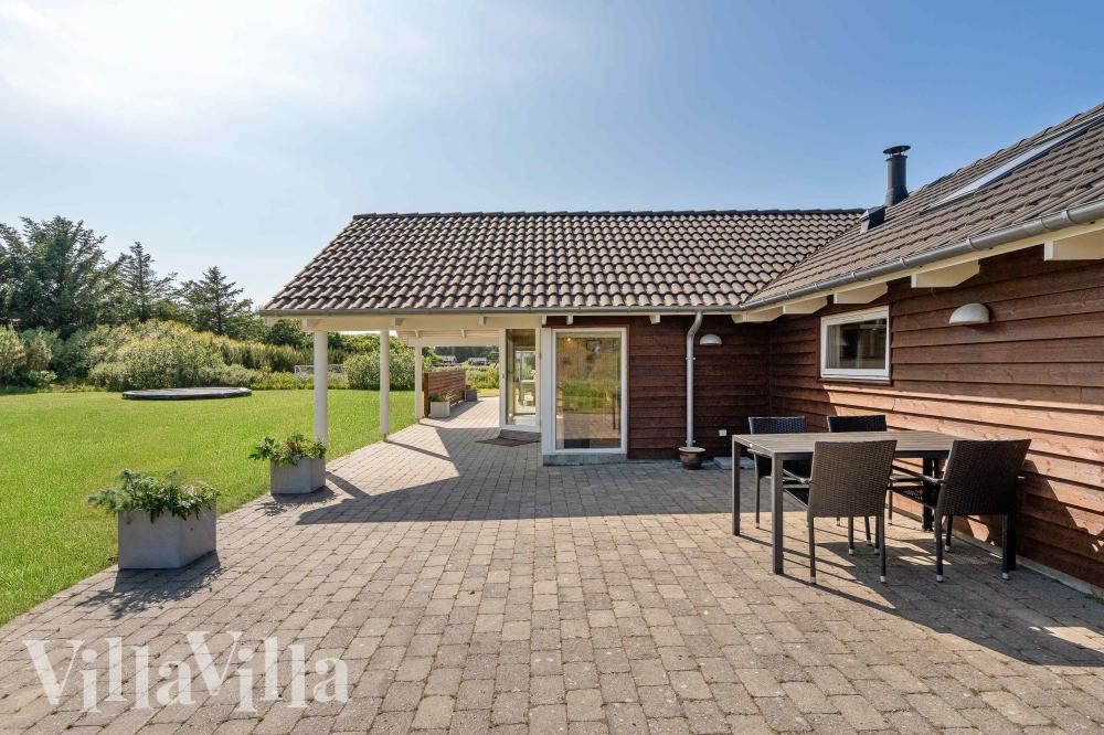 Njut av en grillkväll på terrassen i lyxstuga nr 236 i Nordjylland