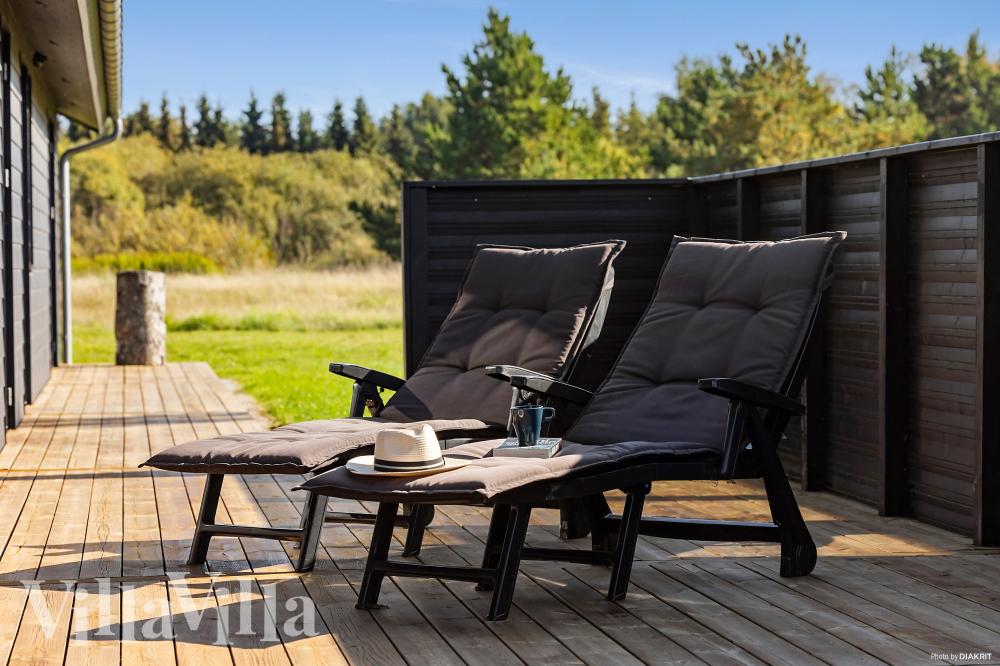 Njut av en grillkväll på terrassen i lyxstuga nr 1029 i Nordjylland
