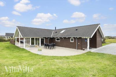Den praktfulla poolstugan nr 236 med plats för 14 personer ligger i Nordjylland