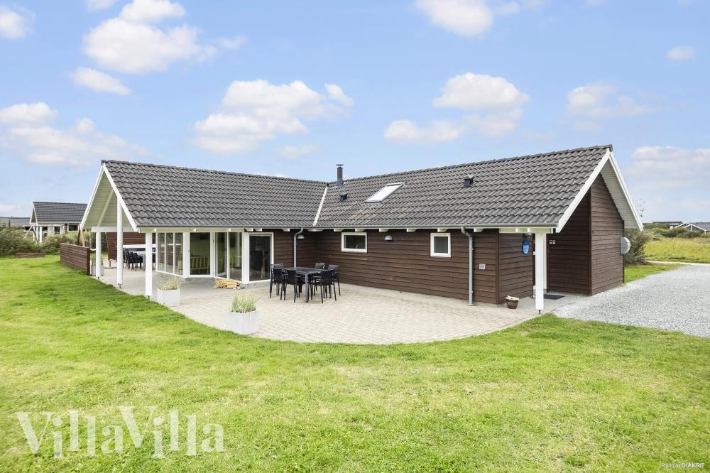 Den praktfulla poolstugan nr 236 med plats för 14 personer ligger i Nordjylland