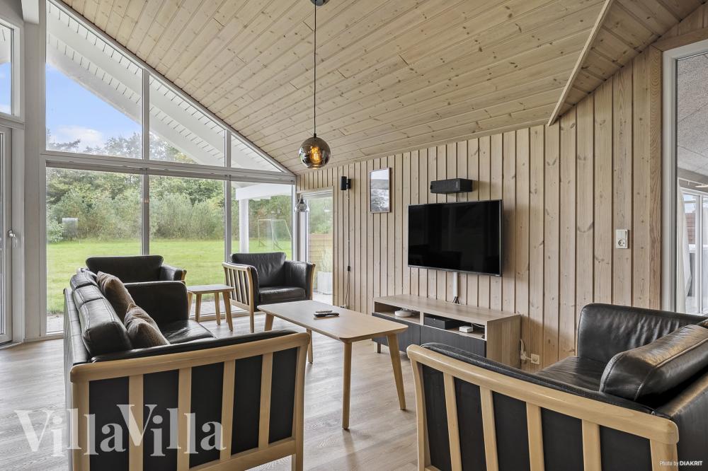 Soffhörnan i lyxstuga 236 i Nordjylland.