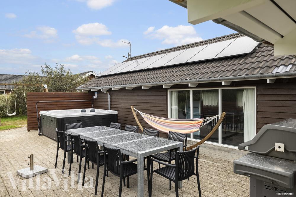 Lyxstuga nr 236 har en härlig terrass med sköna trädgårdsmöbler för 14 personer.