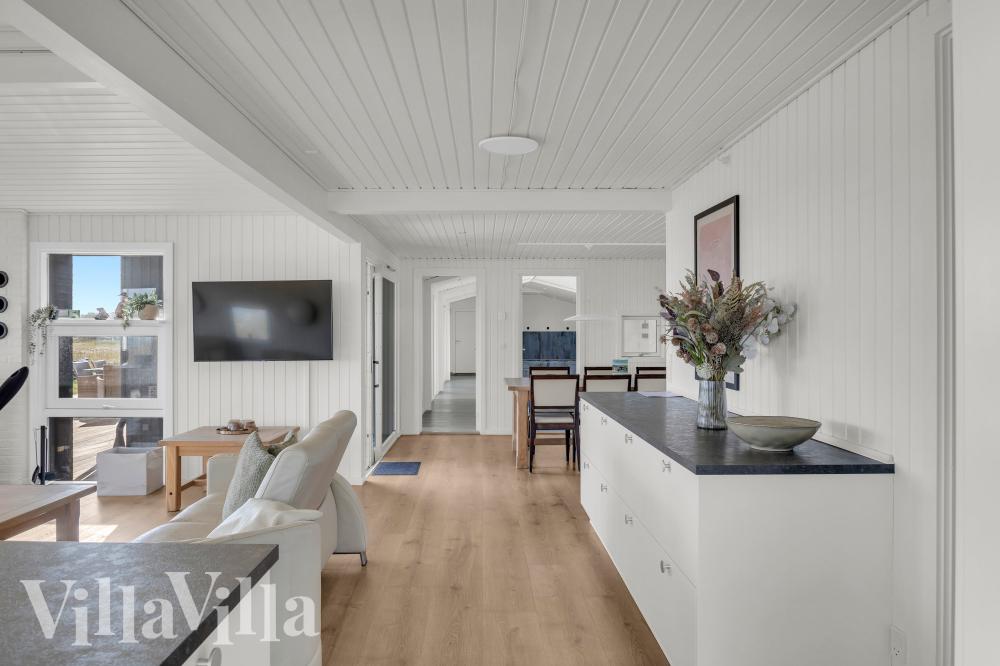 Det stora ljusa vardagsrummet i lyxstuga nr 1024 för 12.