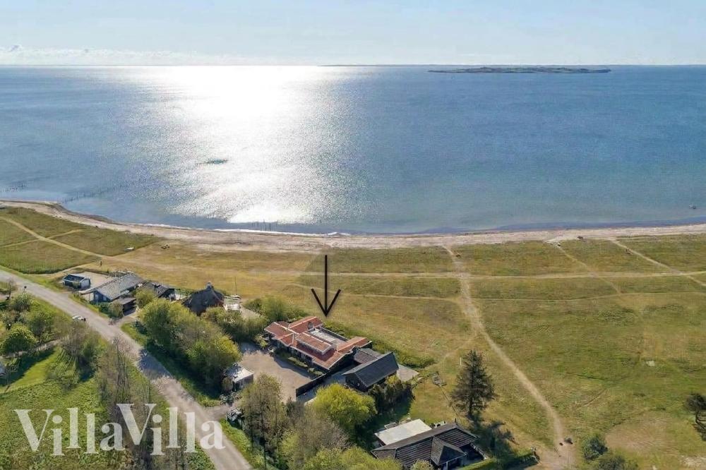 Stranden i närheten av lyxhus 1024.