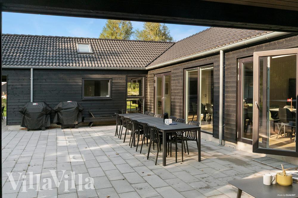 Njut av en grillkväll på terrassen i lyxstuga nr 962 i Lolland/Falster/Møn