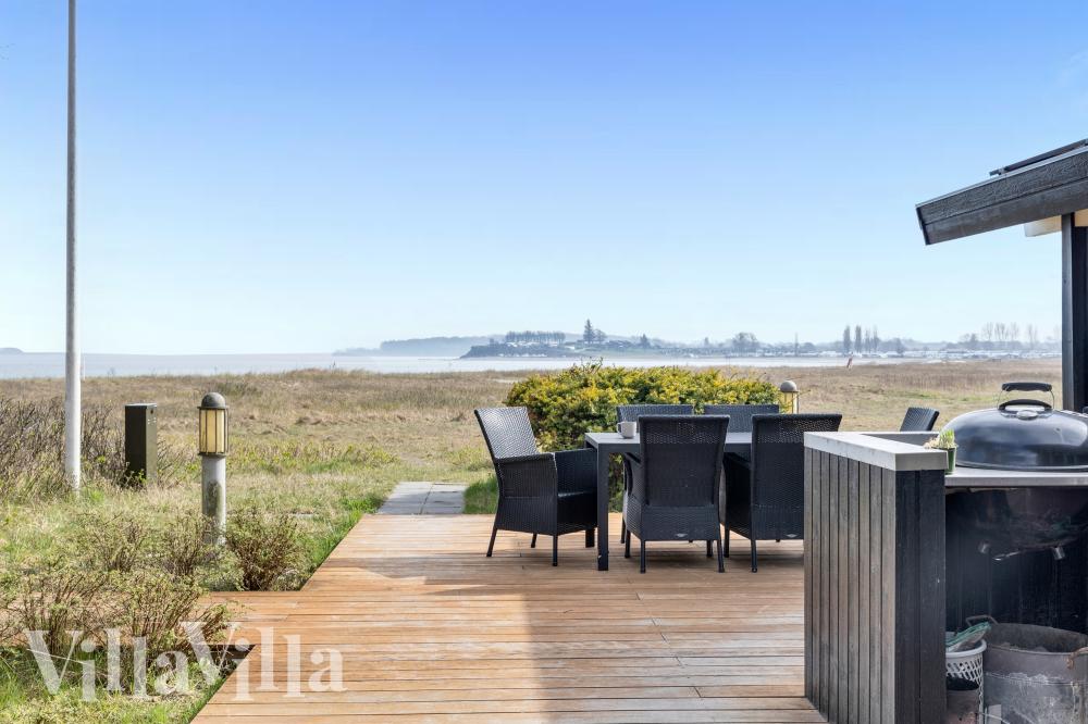 Stor terrass i lyxstuga nr 1024 i Sydjylland.