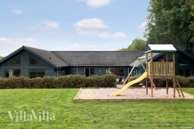 Den praktfulla poolstugan nr 335 med plats för 24 personer ligger i Østjylland