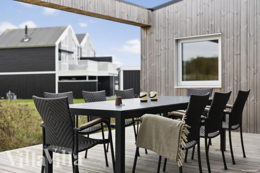 Lyxstuga nr 1030 har en härlig terrass med sköna trädgårdsmöbler för 12 personer.
