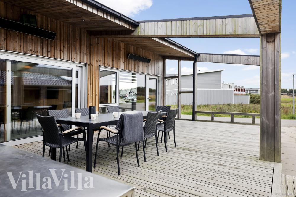 Njut av en grillkväll på terrassen i lyxstuga nr 1030 i Nordjylland