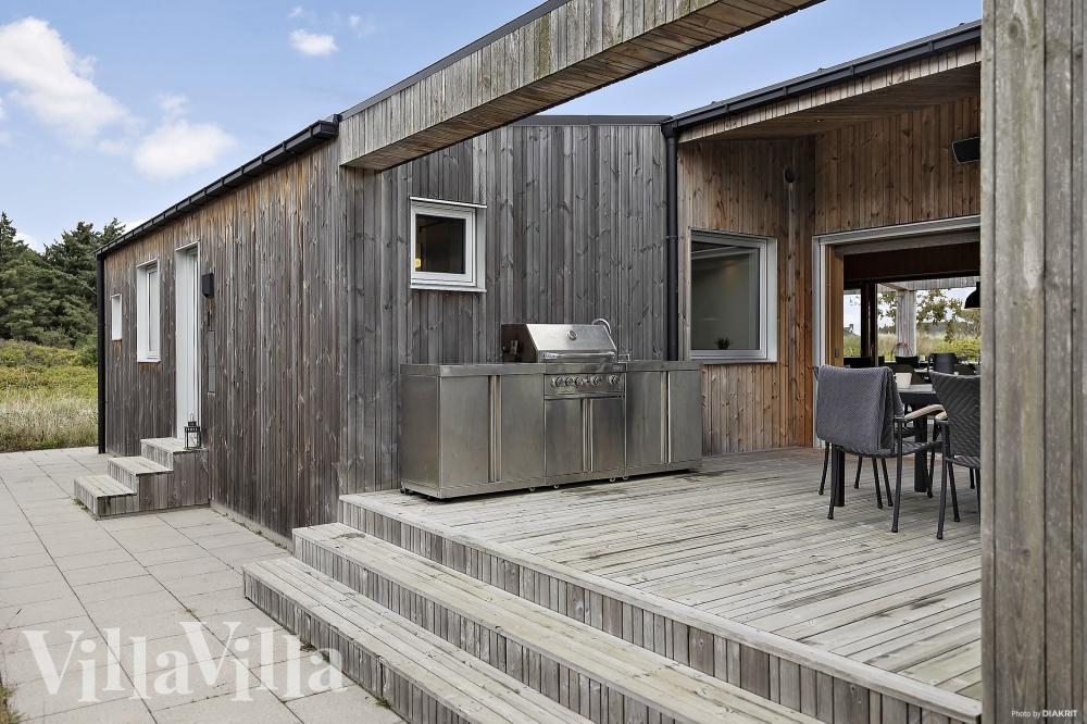 På terrassen i sommarhus nr 1030 finns det plats för upp till 12 gäster.