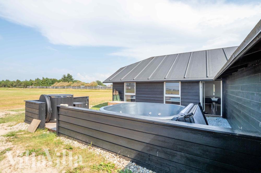 Njut av en grillkväll på terrassen i lyxstuga nr 637 i Nordjylland