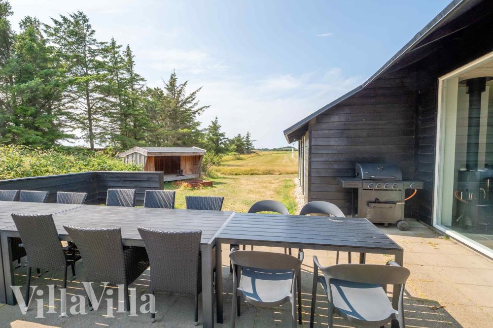 På terrassen i sommarhus nr 637 finns det plats för upp till 24 gäster.