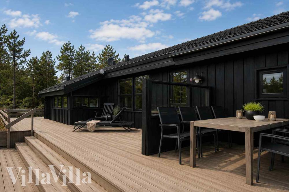 Lyxstuga nr 1010 har en härlig terrass med sköna trädgårdsmöbler för 16 personer.