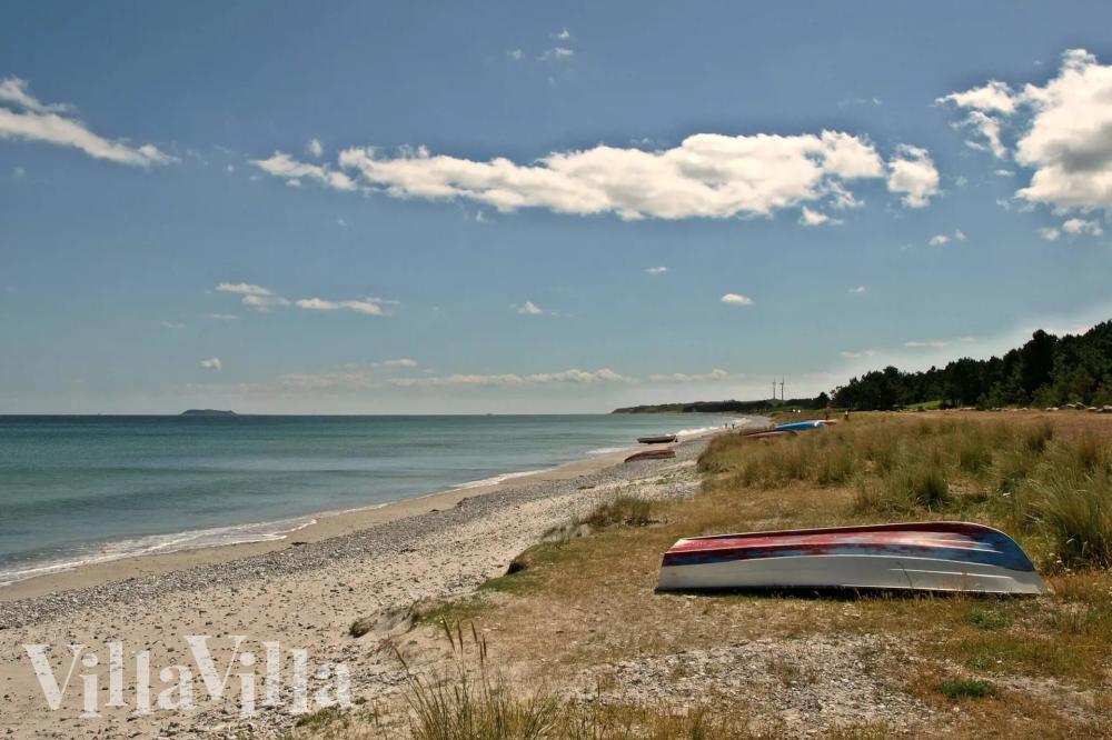 Stranden i närheten av lyxhus 1010.