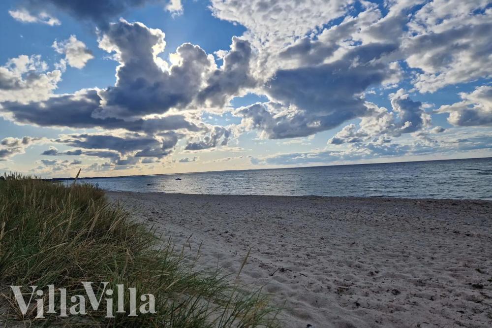 Den vackra stranden i närheten av lyxhus 1010 vid Østjylland.