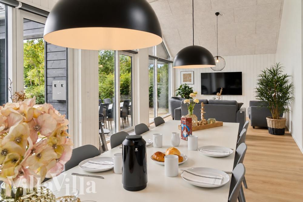 Det stora ljusa vardagsrummet i lyxstuga nr 1026 för 14.