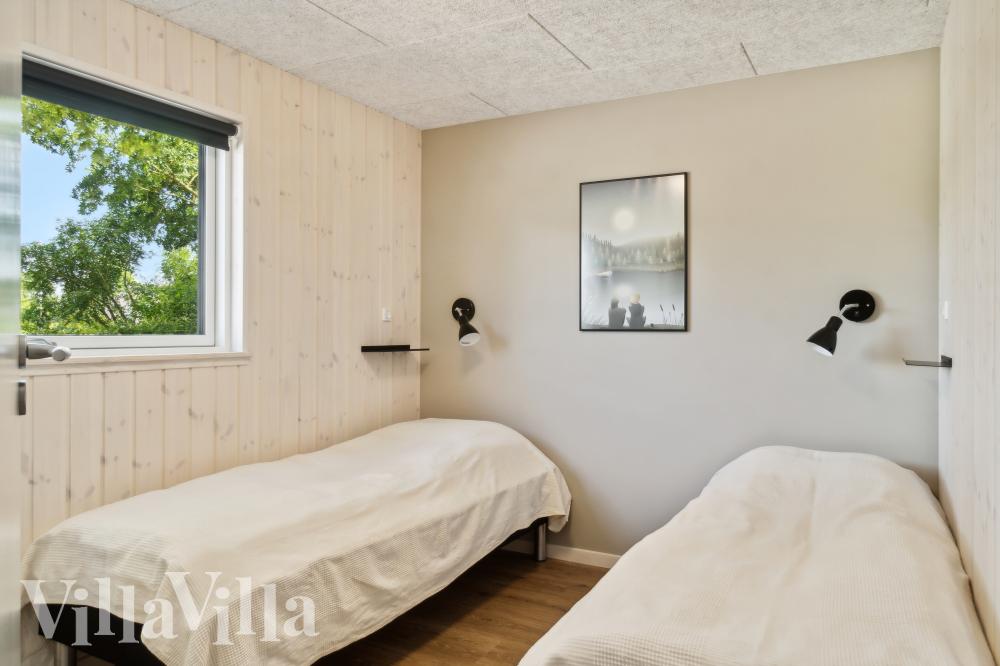 Ett av de 5 utmärkta sovrummen i lyxstuga nr 1026 i Fyn och öar.