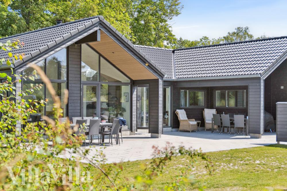 Den tjusiga sommarstugan nr 1026 med gott om plats för upp till 14 personer