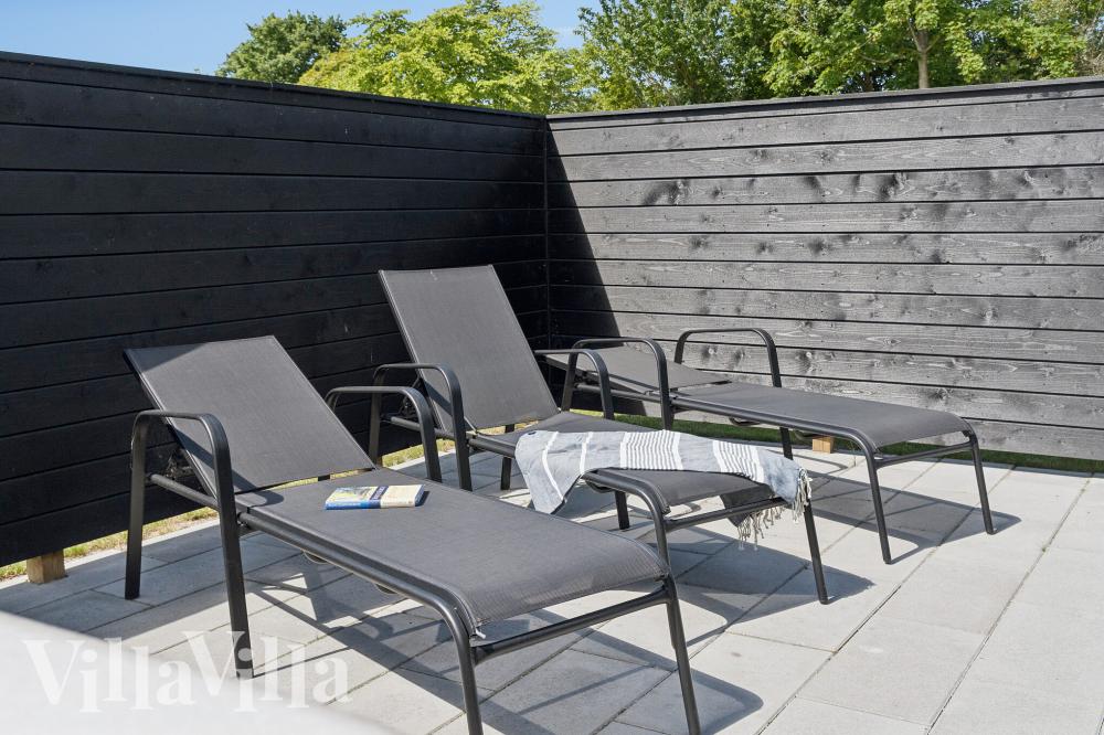 Njut av en grillkväll på terrassen i lyxstuga nr 1026 i Fyn och öar