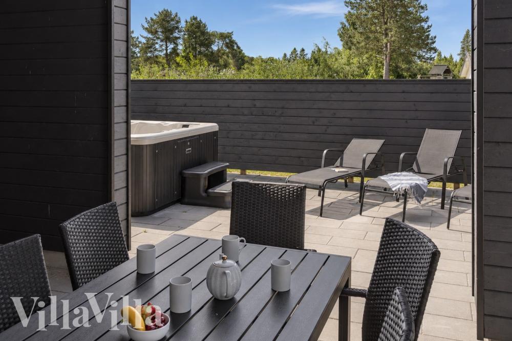 På terrassen i sommarhus nr 1026 finns det plats för upp till 14 gäster.