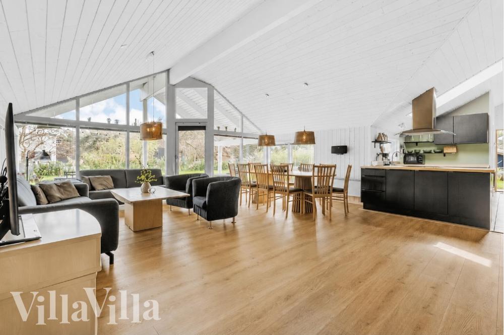 Det stora ljusa vardagsrummet i lyxstuga nr 1004 för 16.