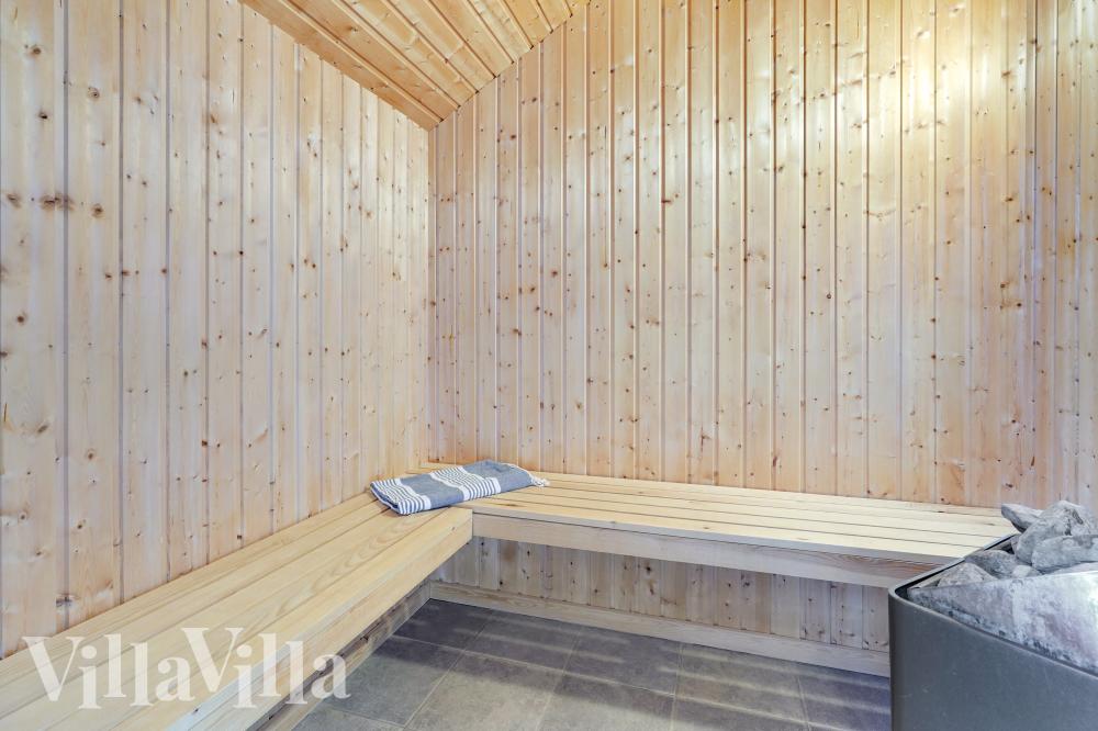 Njut av bastuvärmen i lyxstuga nr 1004 för 16 personer