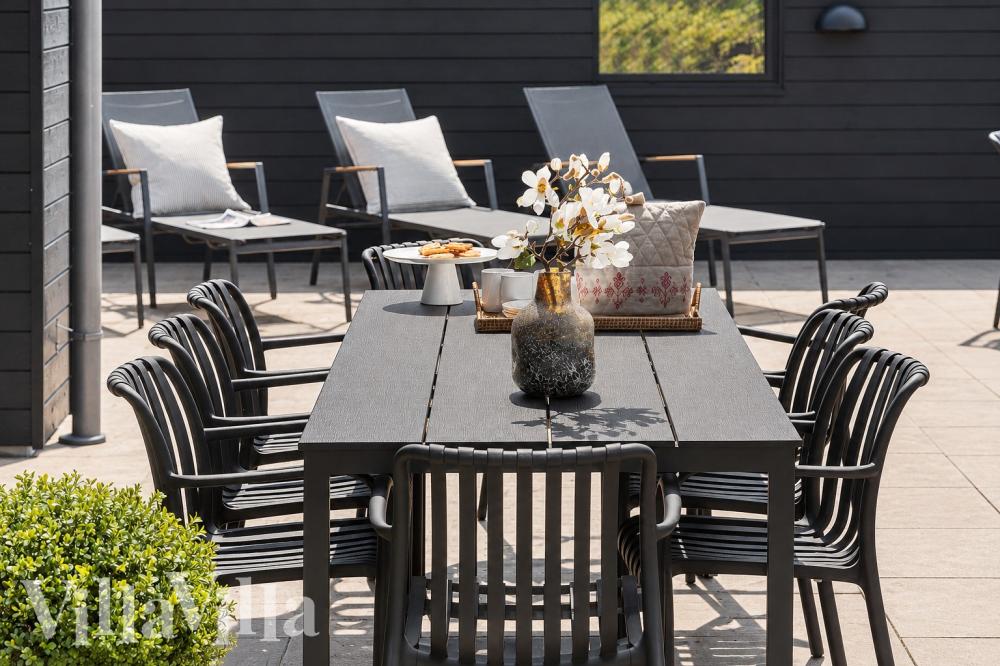 På terrassen i sommarhus nr 1027 finns det plats för upp till 12 gäster.