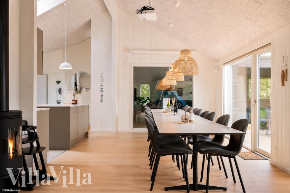 Det stora ljusa vardagsrummet i lyxstuga nr 1021 för 20.
